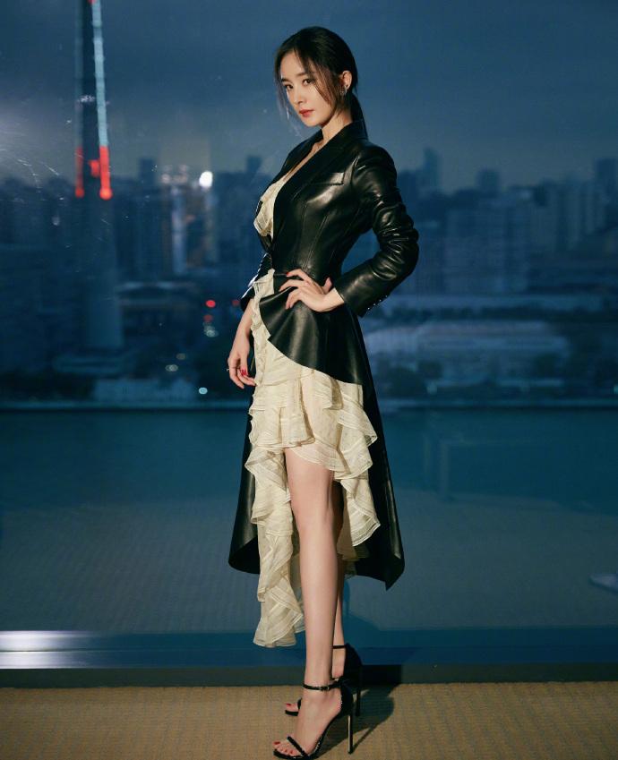 为什么那么多人喜欢杨幂的腿? 看她穿上晚礼裙, 大小腿成一条直线
