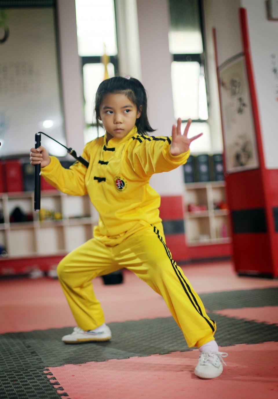 5岁萌妹被男孩欺负,爸爸把她练成散打冠军,打得男生满场跑