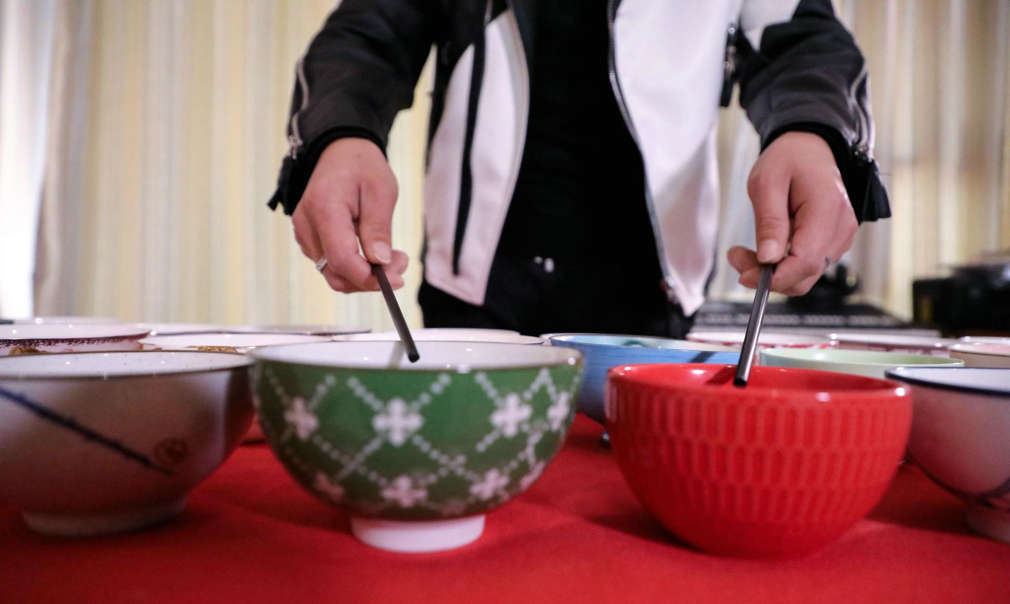 敲碎4000只碗练绝活:东北小伙要把中国范儿碗乐敲向世界