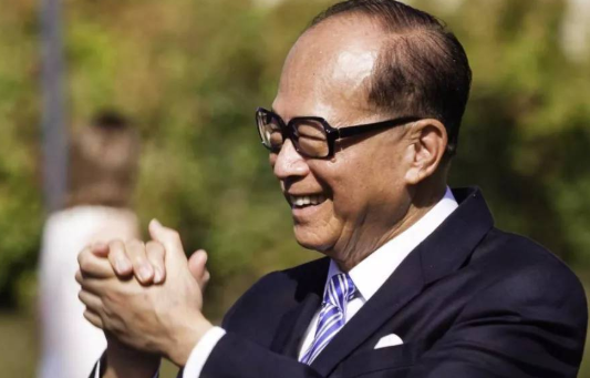 明也已经31岁,他们对爱情的执著和真诚终于感动了庄静庵夫妇和庄碧琴