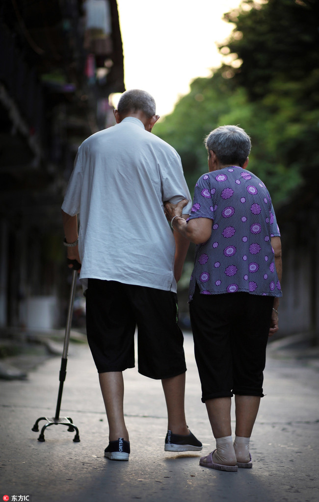 70年相濡以沫老伴我送你一支玫瑰花