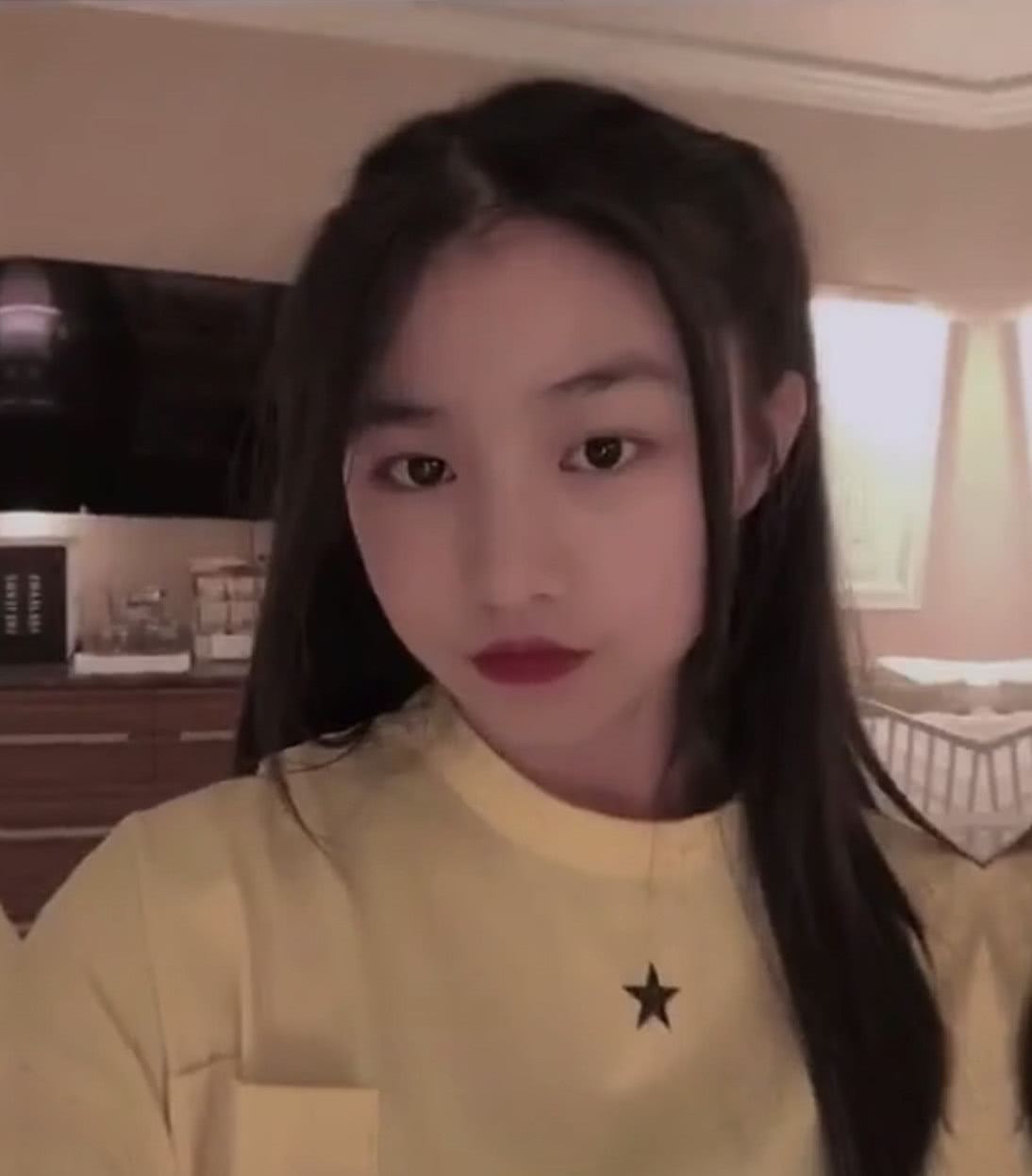 章子怡继女"小苹果"新照曝光,只有13岁的她成熟漂亮撞脸林允|汪曼熙