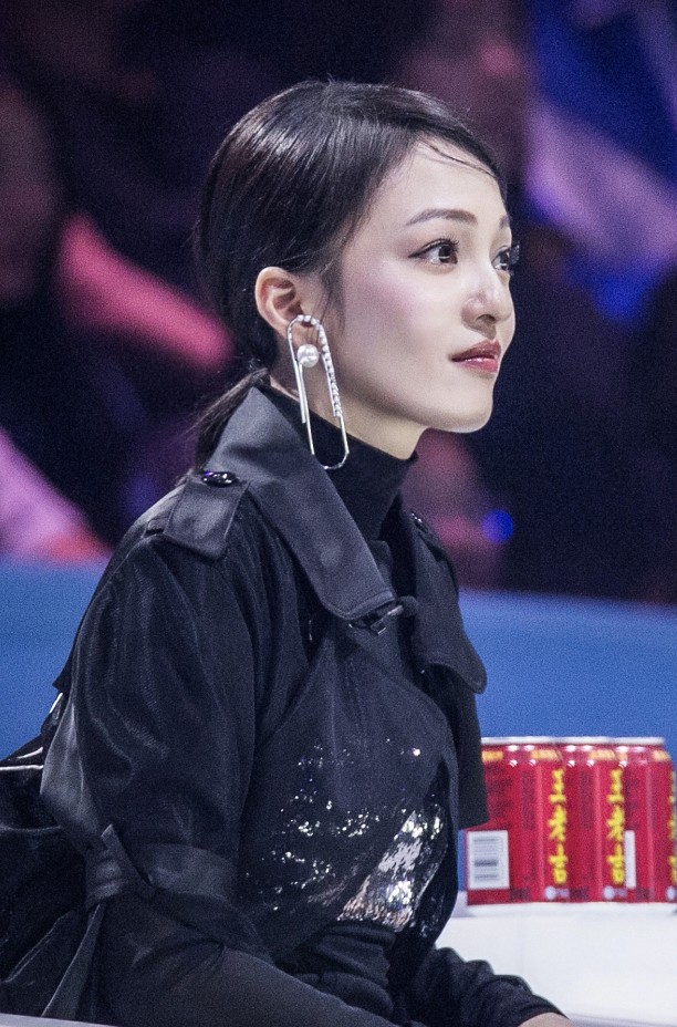 张韶涵戴比耳朵大的回形针,还镶了17颗珍珠,别看了你戴不起