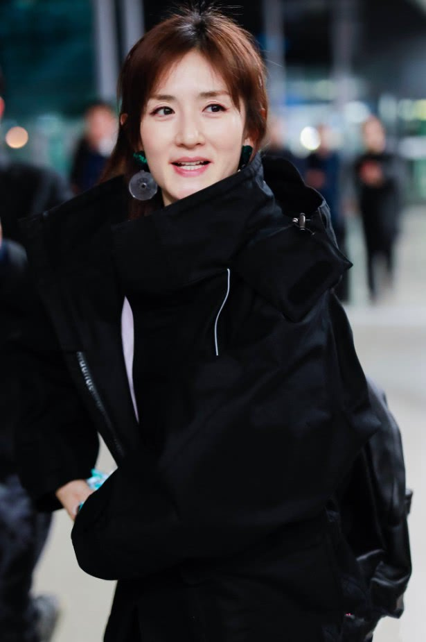 谢娜这耳环真神奇,竟与背景融为一体,这才是真正的隐形耳环!