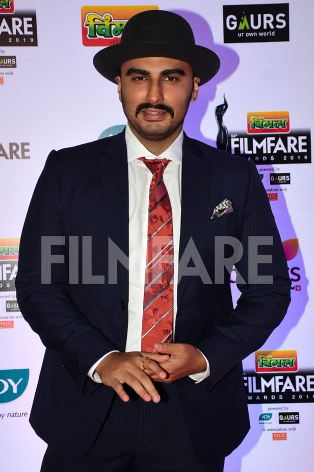 卡卓尔这一身很显身材,就是妆容有点可怕呀,这眉毛是怎么了?