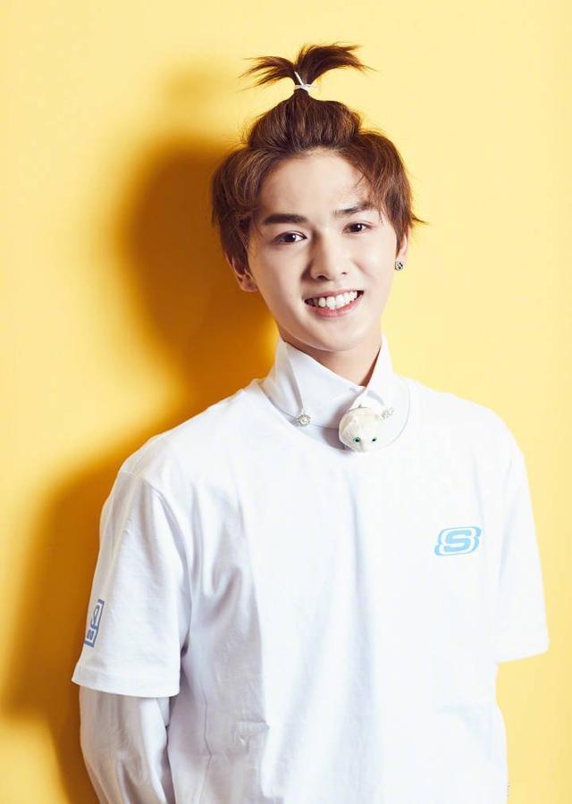 易烊千玺也绑"苹果头",你的苹果头爱豆们pk谁会赢?