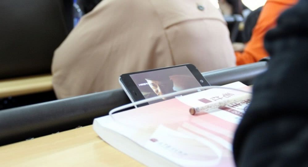 初中生vs高中生上课玩手机,看到大学生,网友:王者一目了然!