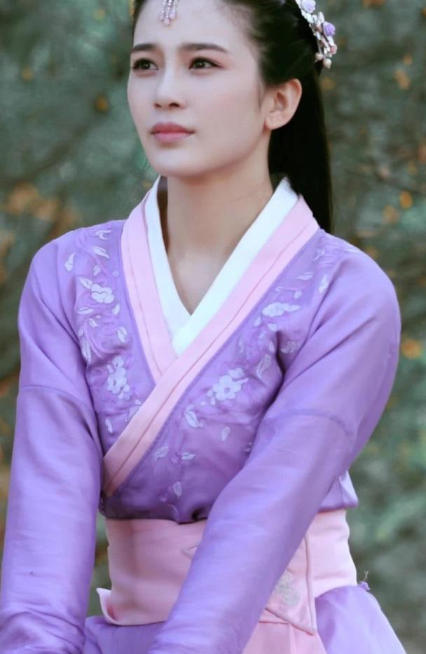 其实女神不单单是现代剧之中,很美气质出众.
