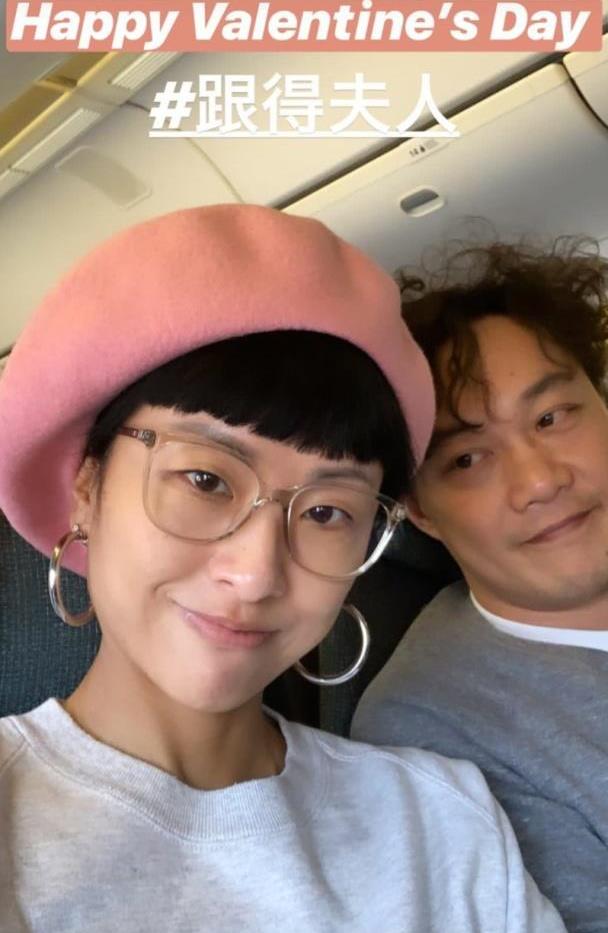 徐濠萦雪地比心,陈奕迅故意搞怪不配合,网友表示羡慕这样的爱情