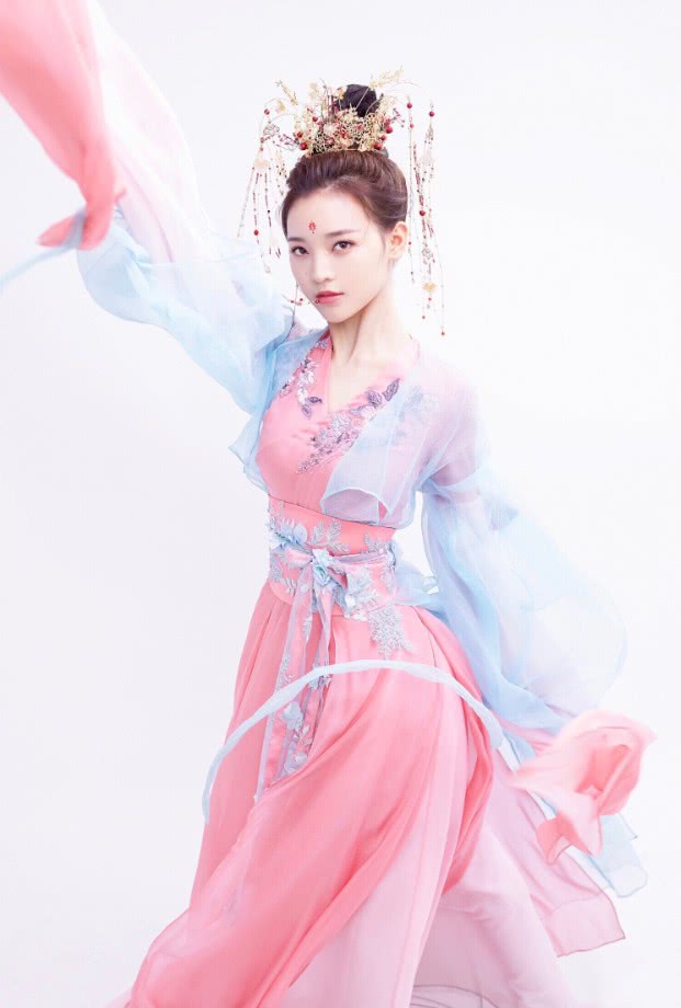 国风美少年曾雪瑶的国风装透着清秀之气比青蛇装更好看