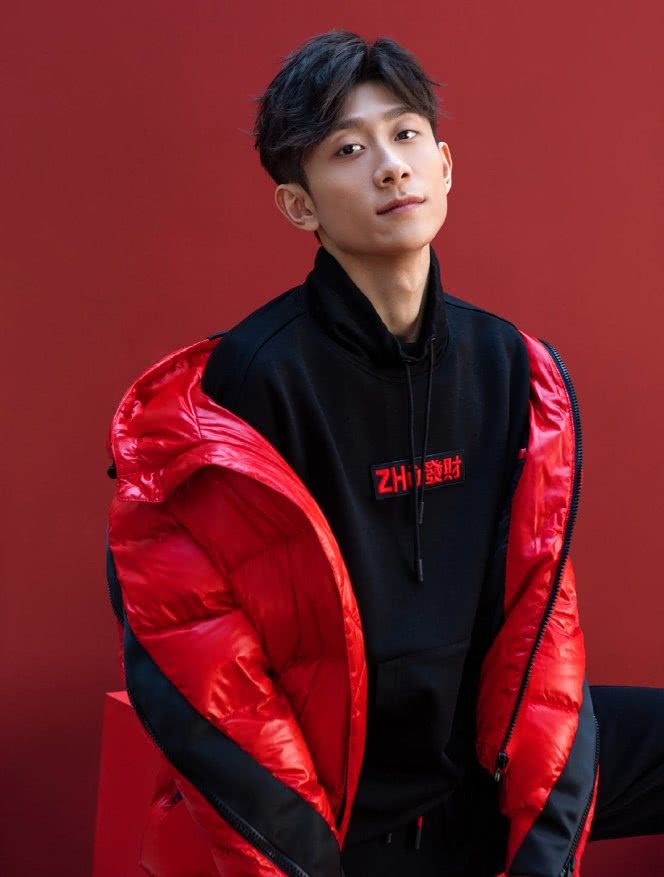 张一山还不够红?穿"辣椒服"还要配一双红鞋子,这操作我服气