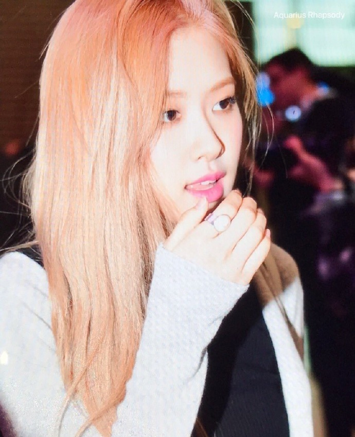 blackpink主唱被嘲腿短?阔腿裤穿搭露脐装,满屏大长腿