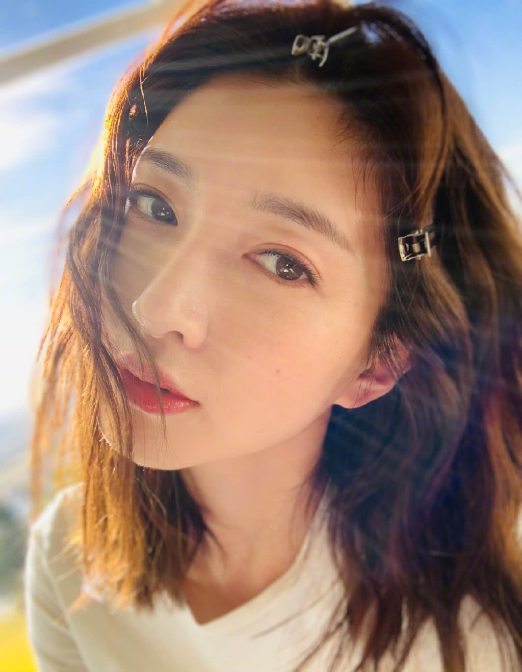 江疏影烫波浪卷发迷人又可爱!黑色小皮衣超级百搭,美呆了路人