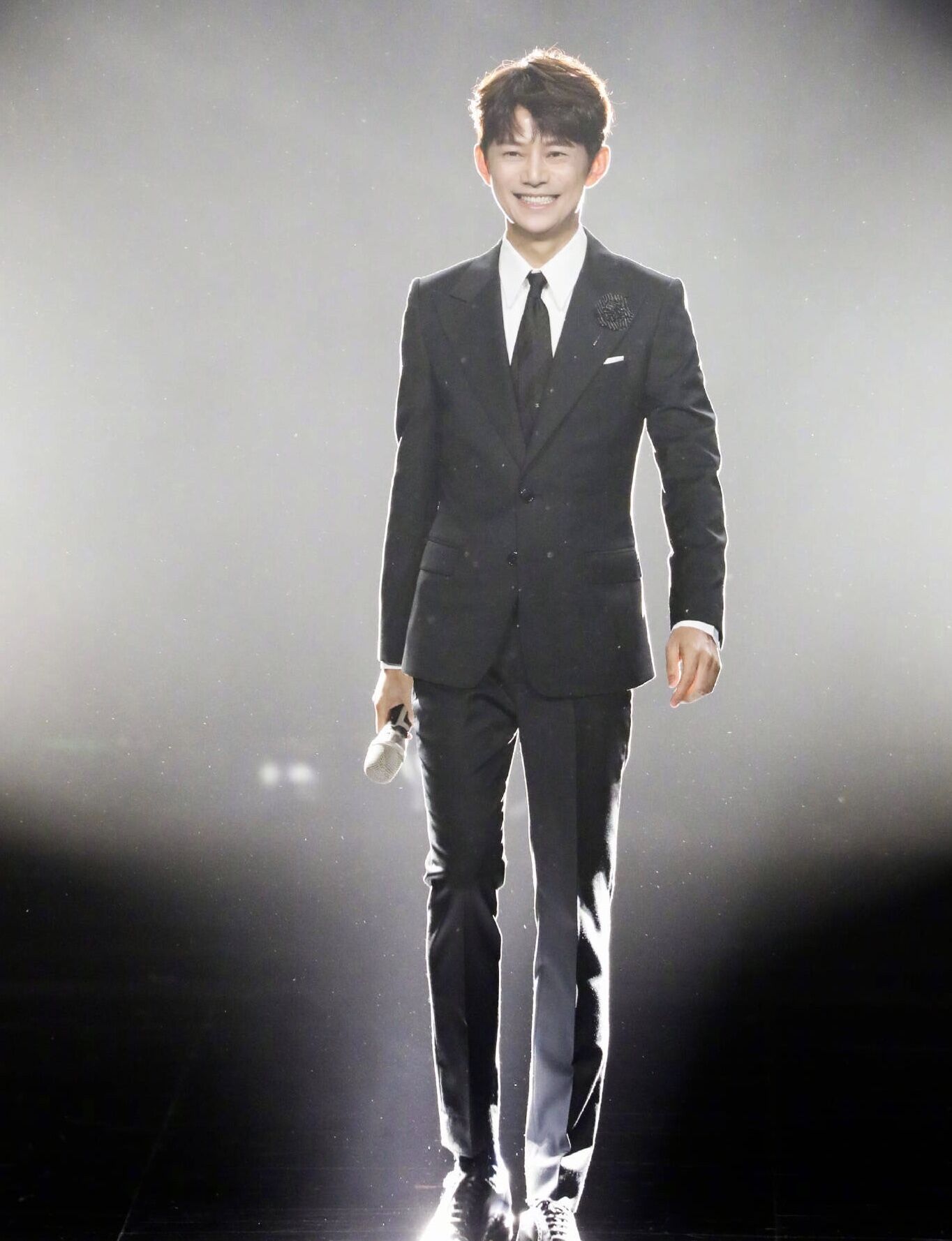 救场无数次的何炅,却因节目组的一个问题羞红脸,华晨宇暖心解围