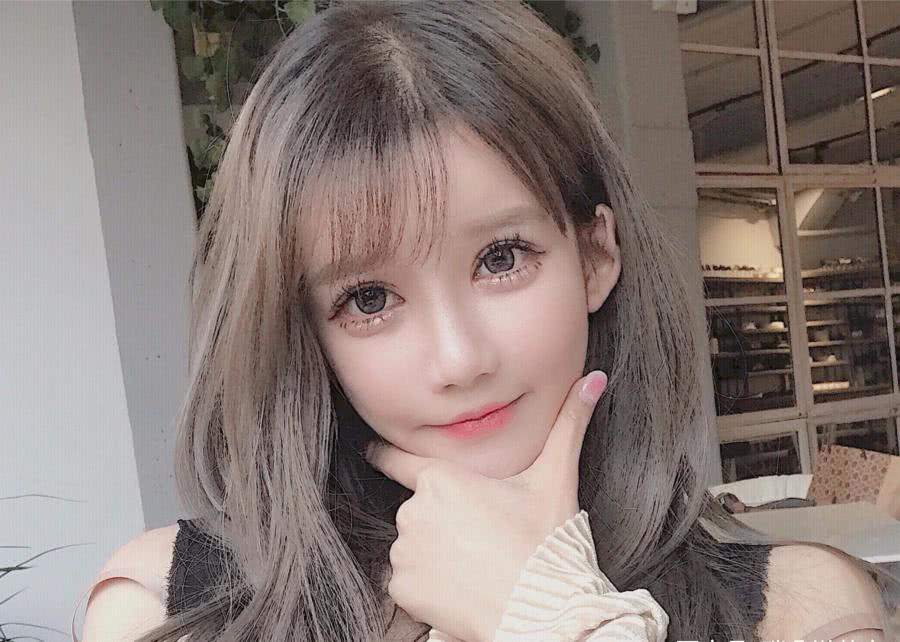 网红为了火整成"芭比娃娃",4个都是欧式双眼皮,只有她是化妆