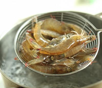 白水煮虾时到底用冷水还是热水这一步弄错了难怪虾不鲜嫩