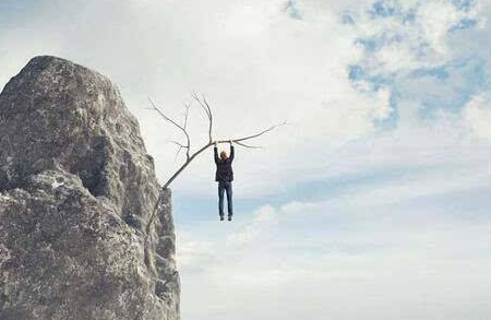 很多人都会站在男人要有个男人的样子,不要总是逃避,逃避是解决不了