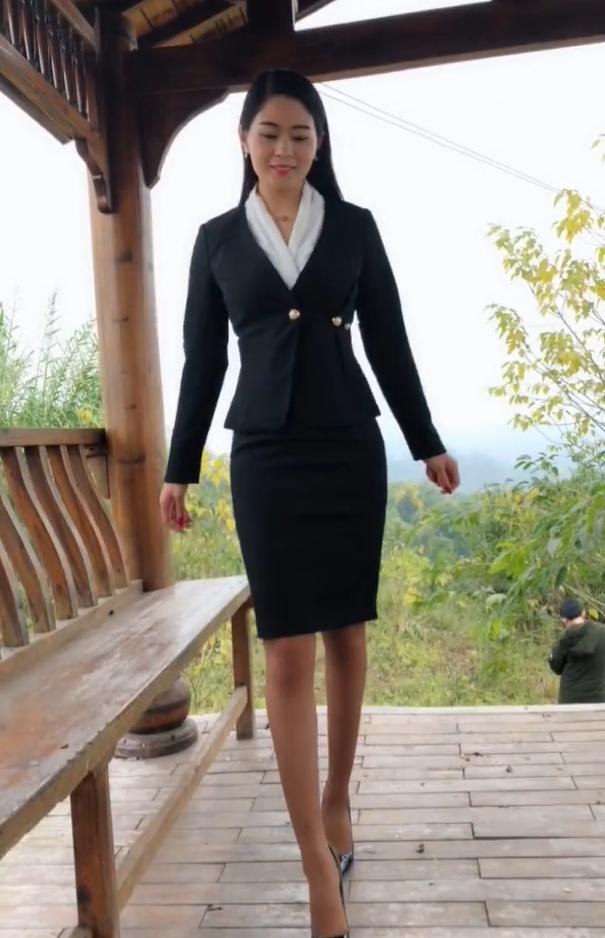 30多岁小姐姐穿搭ol制服绽放出一种别样的女人味