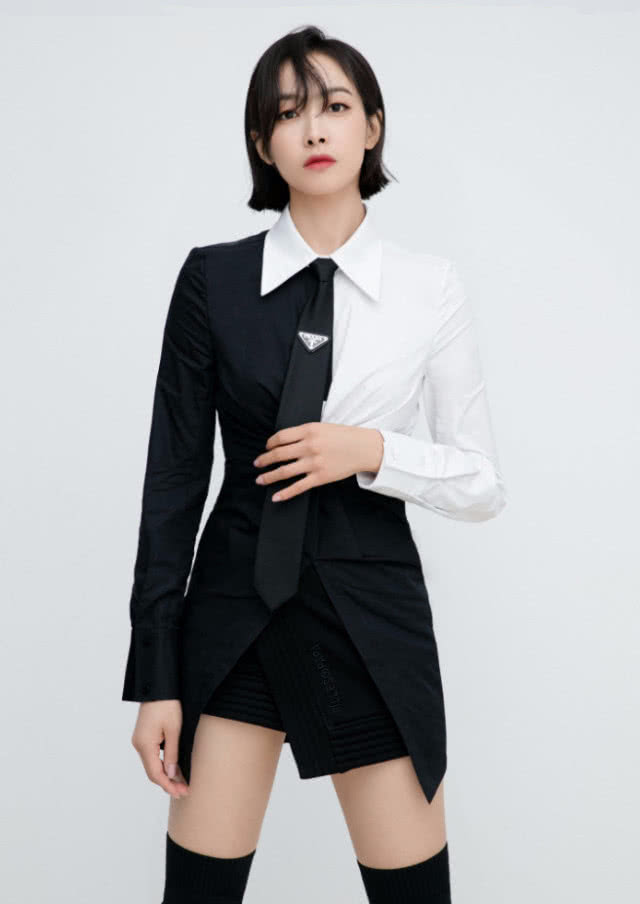 宋茜一本正经扮总裁,高冷过头太疏离,不料衣服上的设计亮了!