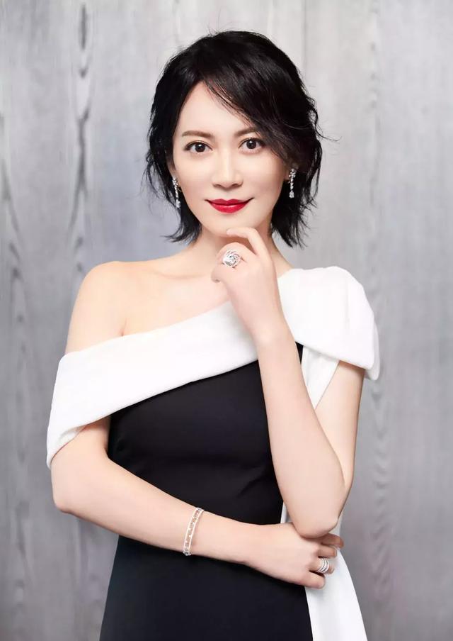 俞飞鸿近照曝光,网友质疑这是47岁女人的脸蛋和身材?