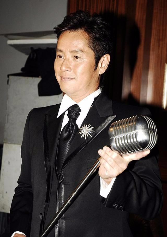 为什么很多歌粤语版比国语版更好听,谭咏麟用这首歌告诉你答案