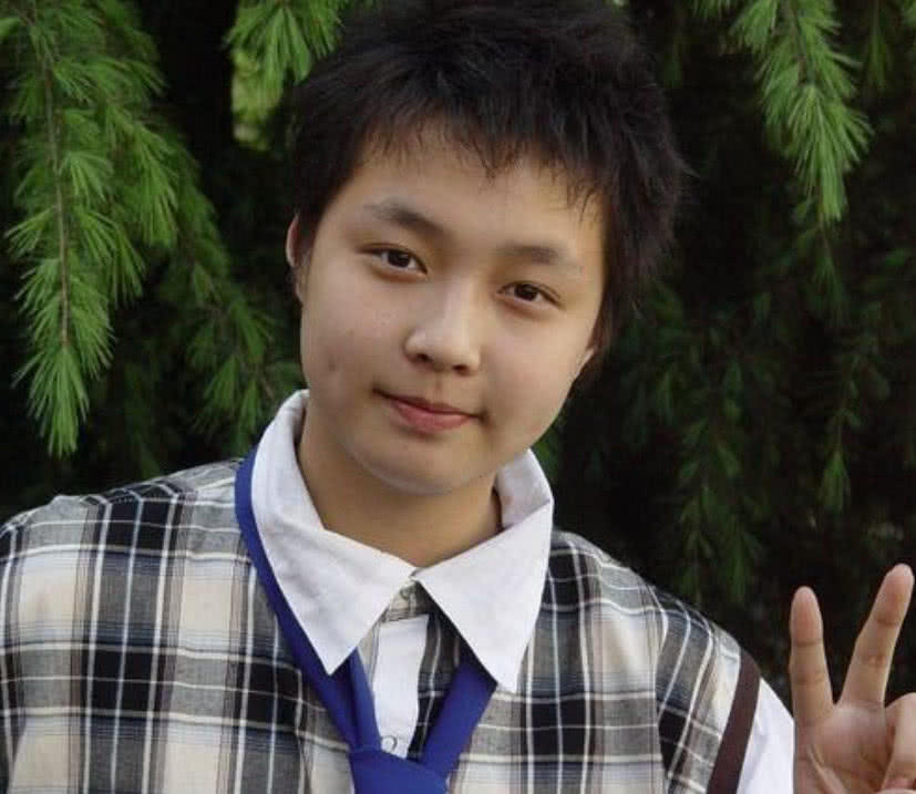 明星小时候长啥样?张艺兴肉嘟嘟,鹿晗大小眼,朱一龙坐姿超爷们