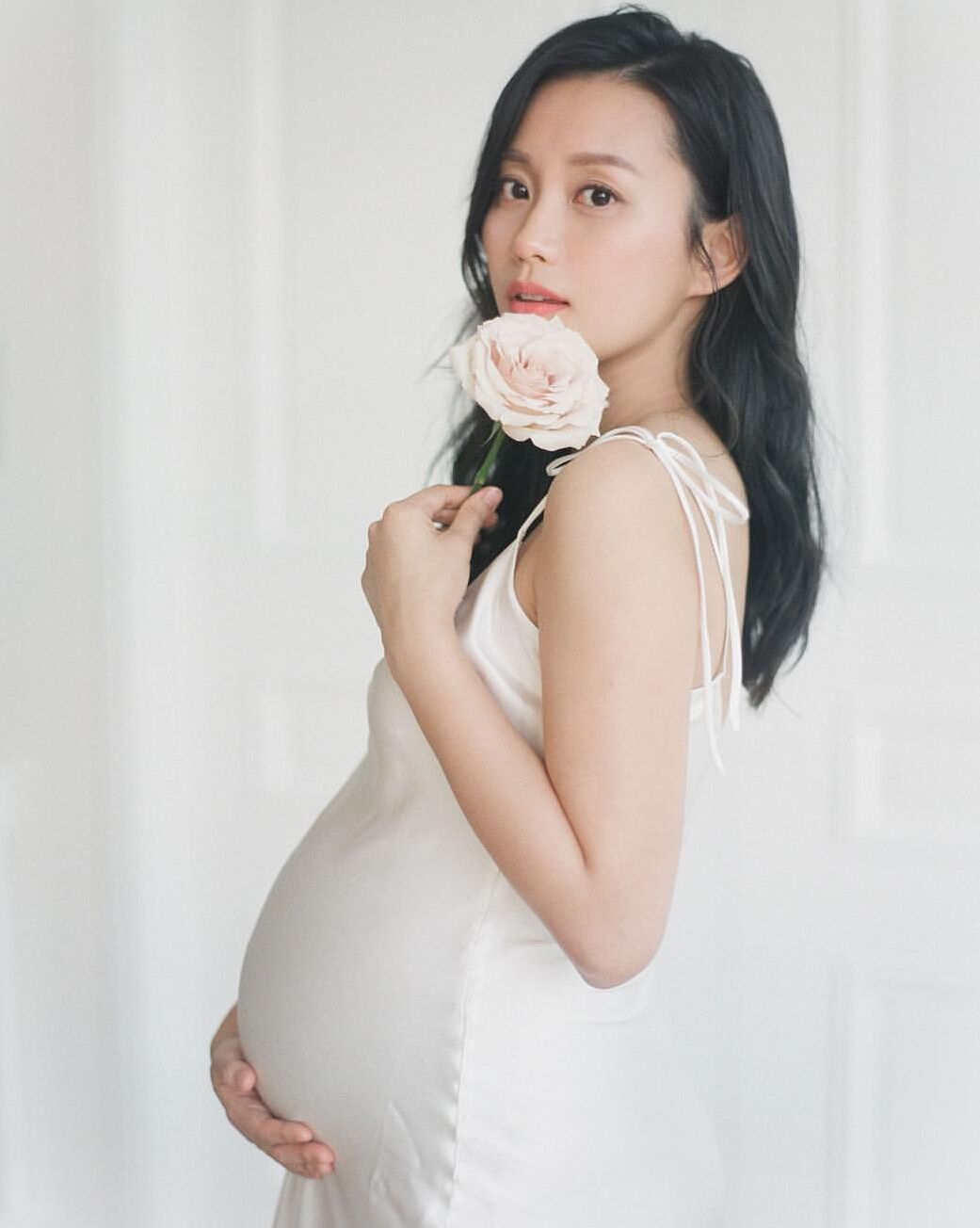 杨爱瑾曾为富豪老公背8年小三骂名如今二胎产女儿女双全