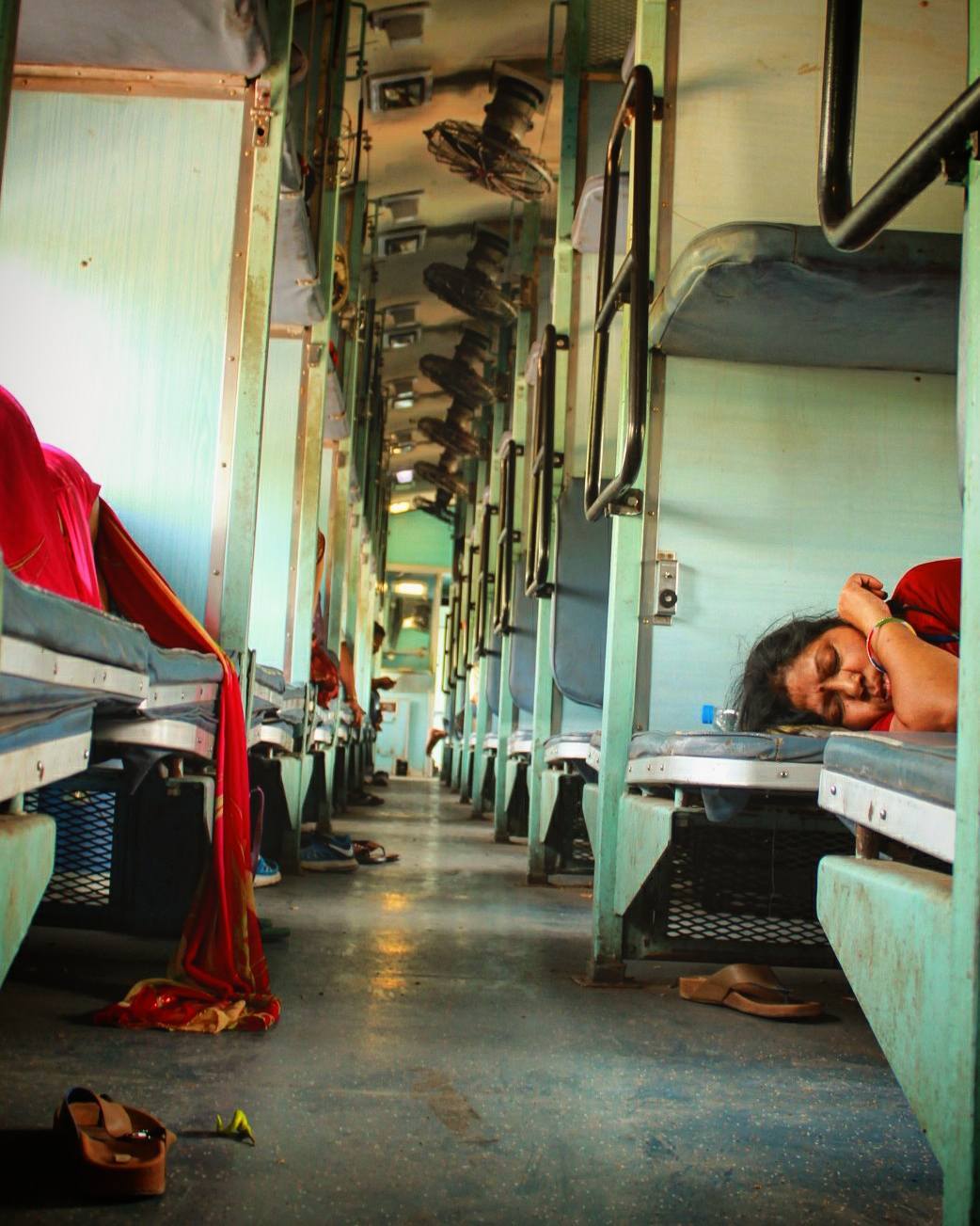 印度火车:车顶坐人不买票