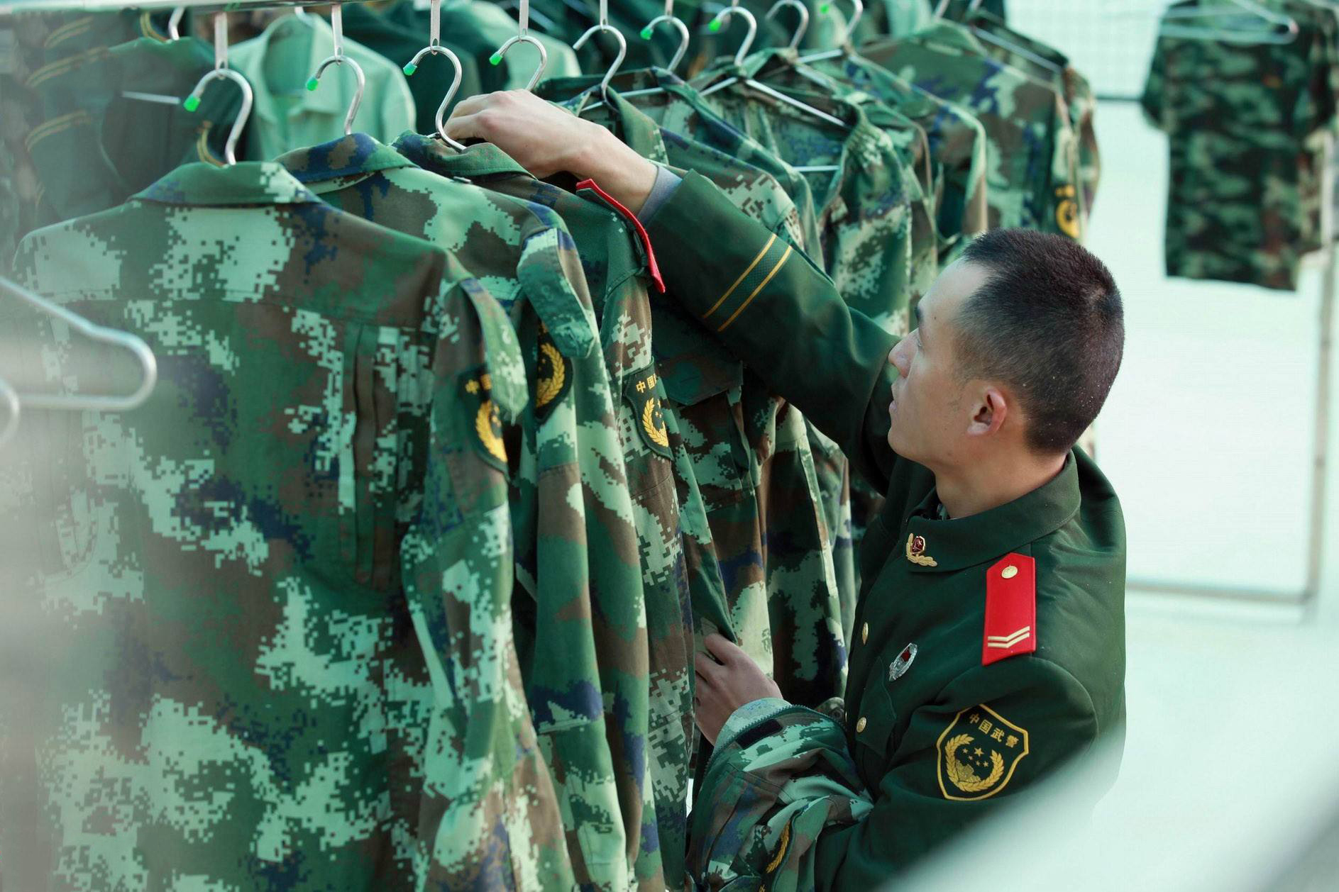 新规允许军人穿着军装外出但是真正敢穿的又有几个人