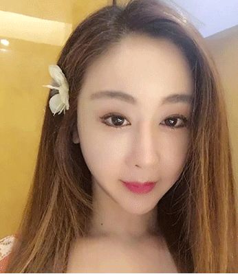 她因三级片出名,42岁时嫁24岁富二代,如今一家三口幸福美满