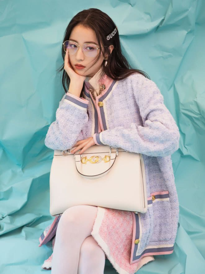 周雨彤终于走淑女路线了,格纹套装 "奶油袜",甜到齁!