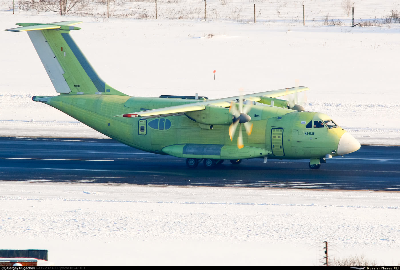 这速度不慢:俄罗斯新一代伊尔-112v战术运输机首滑