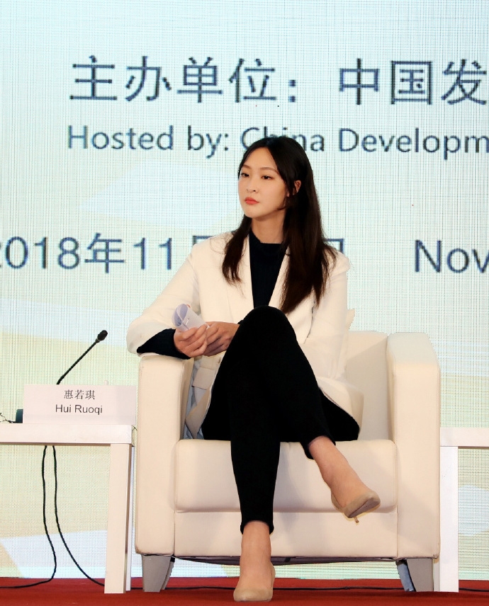 惠若琪新发型超美!穿高跟鞋打扮有气质,公益路上与惠同行