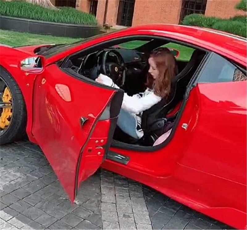 实拍500万法拉利,配黄色卡钳,3秒破百,但亮点却是女车主!
