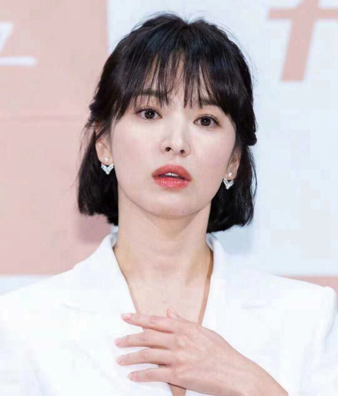 宋慧乔终于接回长发了,穿一身碎花裙出席活动,依旧女神范!