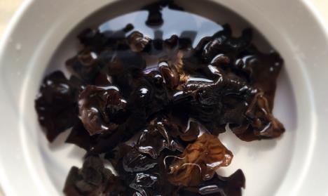 木耳泡时间久了很容易中毒说实话这些时间足够了