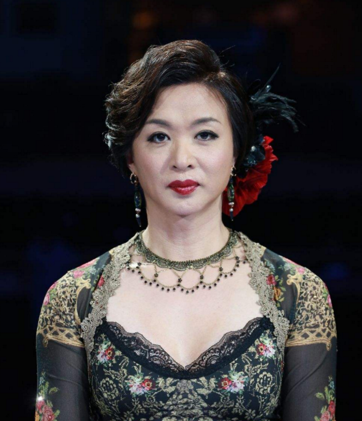 60岁杨丽萍发文:人生总要面临谢幕,分享唯美谢幕画面,令人不舍