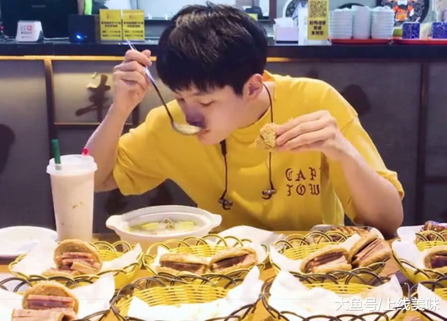 大胃王阿伦挑战巨无霸猪肘子烧饼, 整整20cm的肉, 这回吃爽了