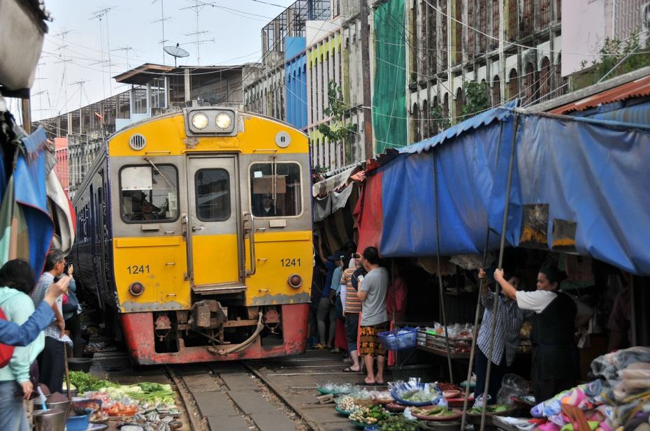 世界上最奇葩火车,横穿"菜市场,司机还不忘伸手打招呼!