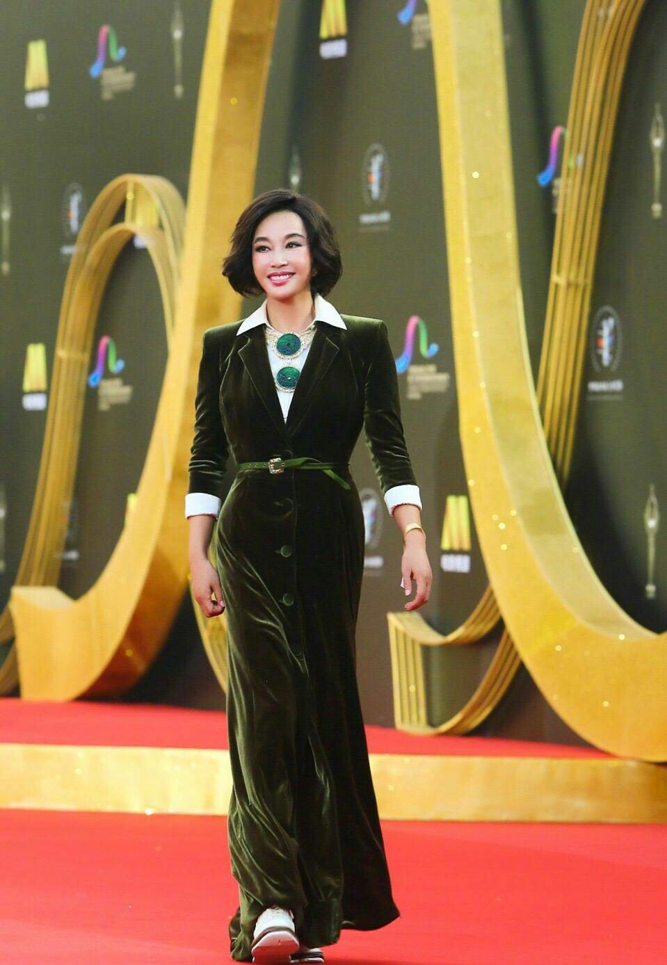 63岁刘晓庆出席活动,短发减龄,岁月从不败美人!