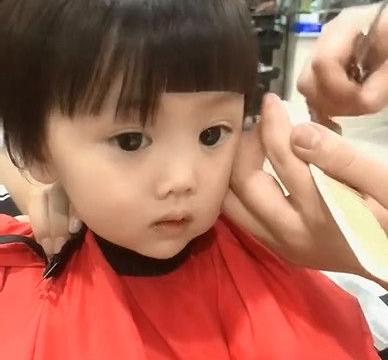 萌萌哒的小女孩理发,理发师三剪刀就ok,网友:真是3秒变脸啊