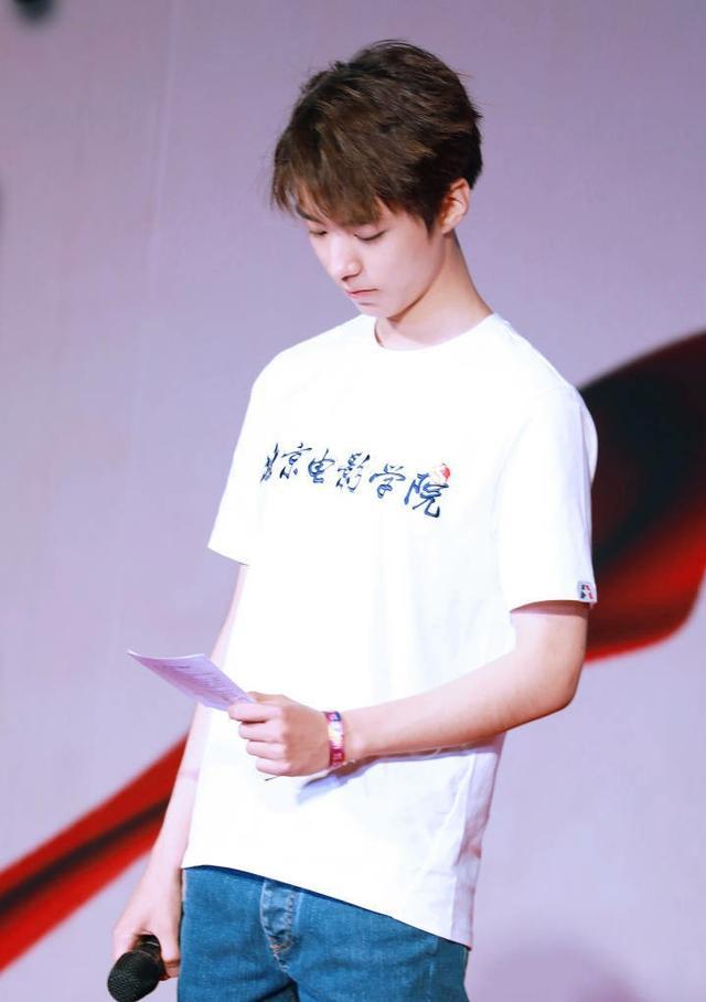 王俊凯穿着北影校服参加北京理工大学活动表演朗诵《向青春致敬》