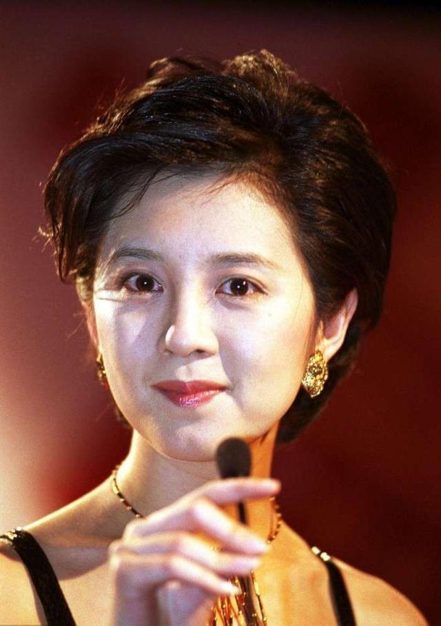 央视女主持爱上已婚总裁,努力怀上娃,如今50岁风韵犹存家庭幸福