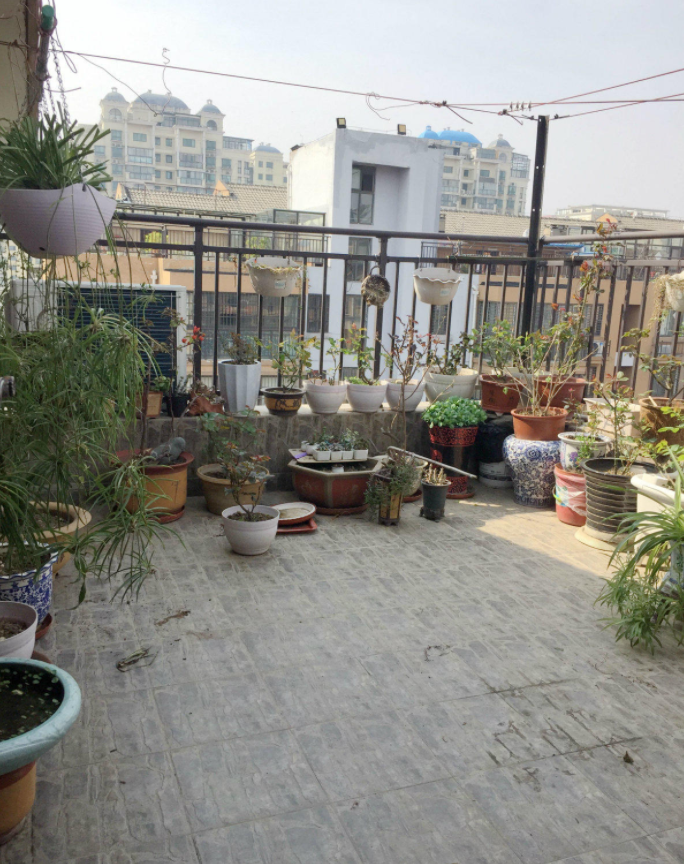 这个中式顶楼大跃层太美了,装修古典大气,二楼的大露台令人神往