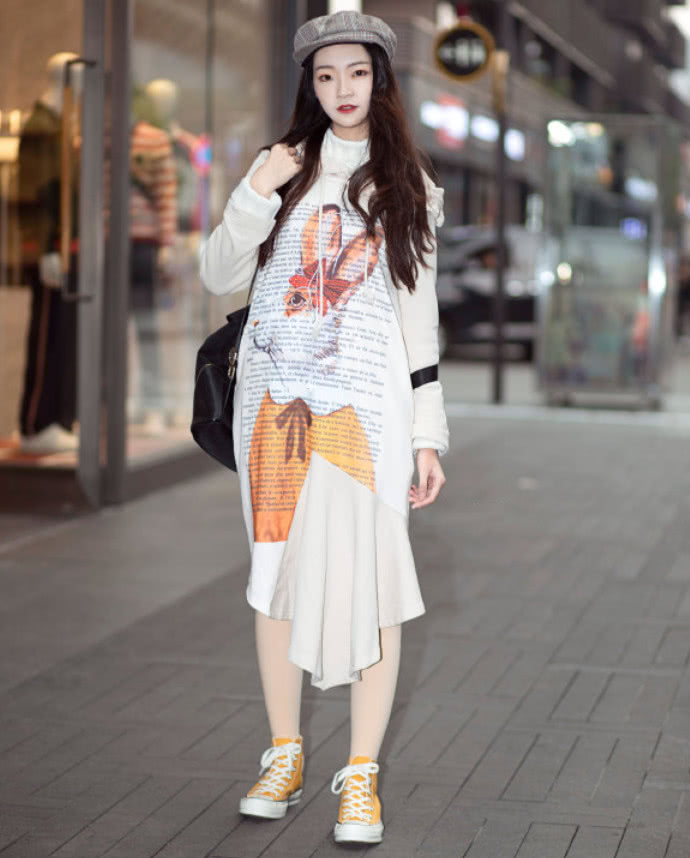 有一种裙子叫"果冻裙",和匡威最搭配,小姐姐穿去逛街美翻全场