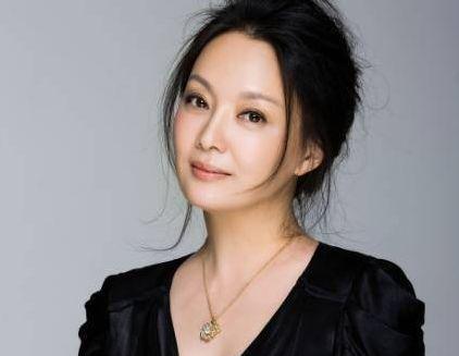 军人家庭出身的她,事业当红时为爱情隐退,儿女都是丈夫为其接生