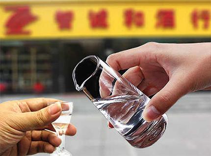 酒桌文化:酒桌第一杯酒很重要,该怎么喝?