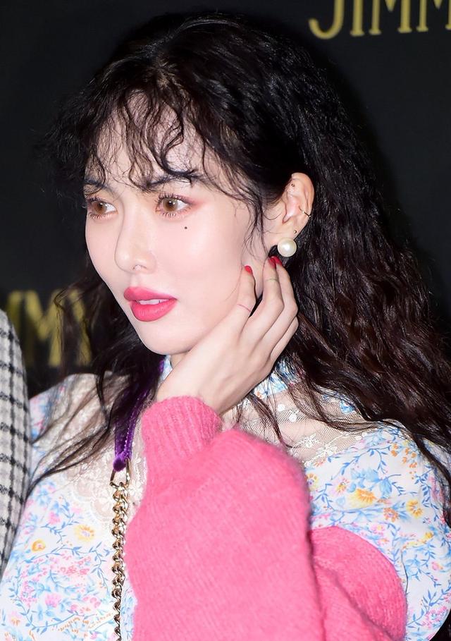 看起来乱中有序的羊毛卷发型不仅能够增加发量,而且