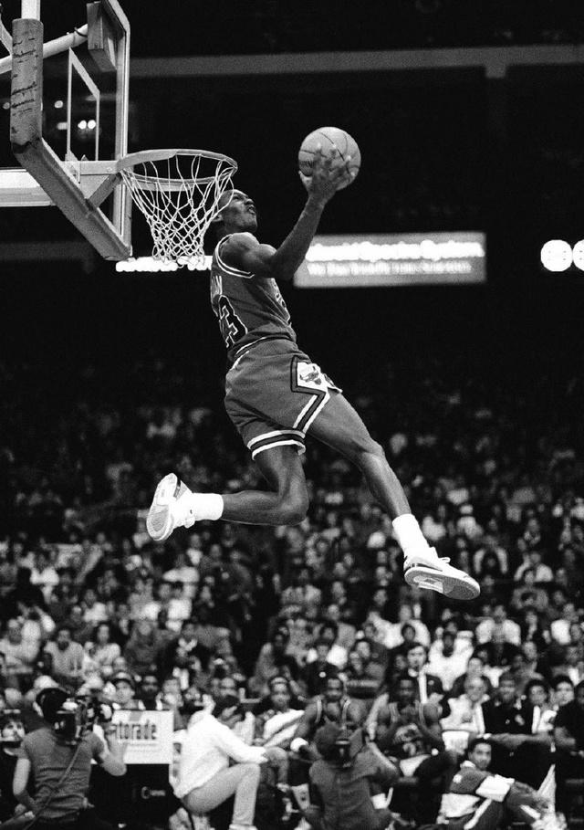nba人物志丨迈克尔乔丹,巅峰之战!三届扣篮王的空中大对决