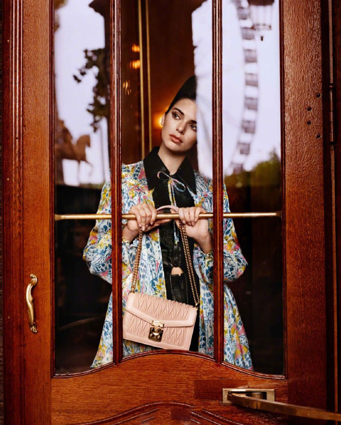 miumiu的广告大片 靠一个旋转门拍出了一季的大片